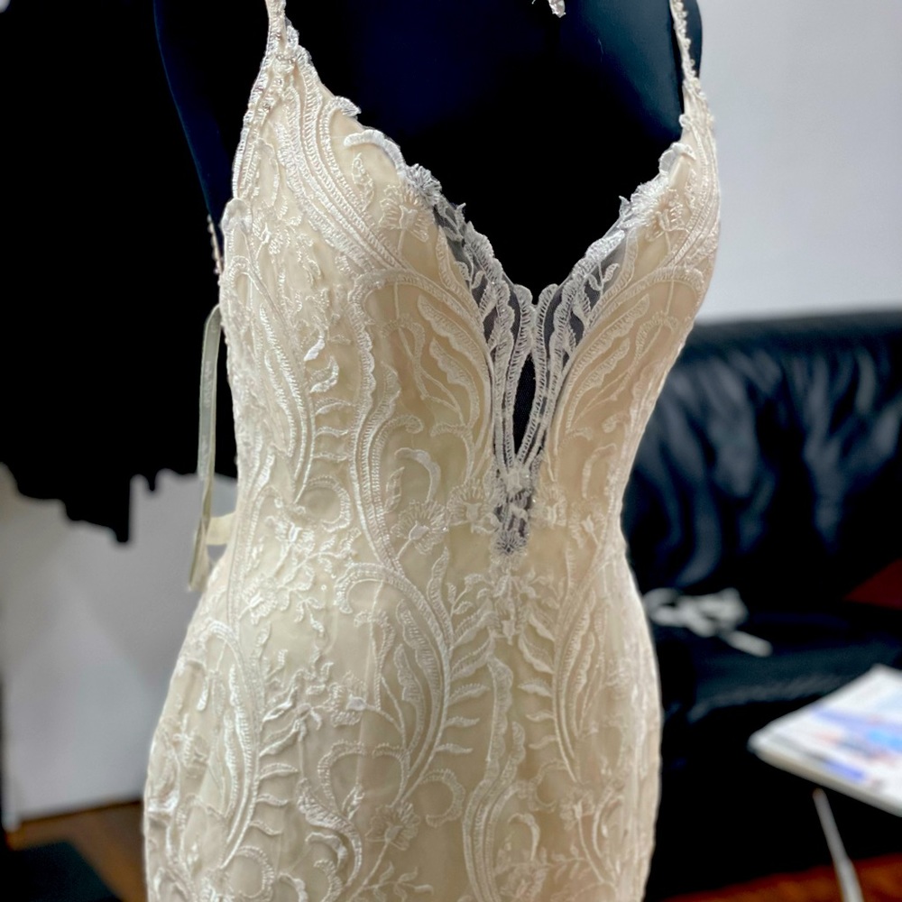 Brand new size 12 wedding dress. Stunning.